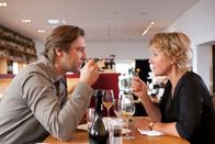 Idiotentest – Erik (Nicki von Tempelhoff, l.) flirtet mit aller Wucht mit Katja (Mariele Millowitsch, r.).