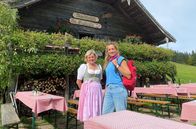 Wunderschön! – Moderatorin Tamina Kallert (r) und die Sennerin Lisi Matieschek an der Mayerlehenhütte auf der Gruberalm.