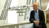 SMS - Schwanke meets Science – Karsten Schwanke vor einem Modell der Raumstation ISS beim Deutschen Zentrum für Luft- und Raumfahrt in Köln.