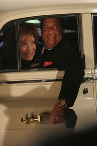 Two and a Half Men – Evelyn (Holland Taylor, l.) genießt das Rampenlicht mit Gewinner Archie (Jon Lovitz, r.) ...
