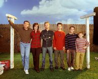 Malcolm mittendrin – (6. Staffel) - So friedlich beisammen ist die Familie nur selten: Vater Hal (Bryan Cranston, l.), Mutter Lois (Jane Kaczmarek, 2.v.l.) und ihre vier Söhne Francis (Christopher Masterson, 3.v. l.), Reese (Justin Berfield, 3.v.r.), Dewey (Erik Per Sullivan, r.) und Malcolm (Frankie Muniz, 2.v.r.) ...