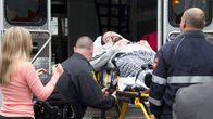 Ein perfekter Mord – Maryann watches as Dan is loaded into an ambulance.