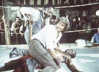 Unsere kleine Farm – (v.l.n.r.) Manager Moody (Raymond St. Jaques) und Charles Ingalls (Michael Landon) stellen besorgt fest, dass Joe Kagan (Moses Gunn) nach dem K.o.-Schlag nicht mehr aufsteht.