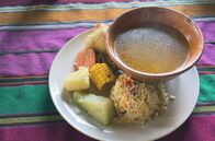 Stadt Land Kunst – Für den Festtagseintopf Caldo de gallina werden Hühnerfleisch, Chayote und Gemüse zusammen gekocht. Nachdem die Suppe eineinhalb Stunden geköchelt hat, wird sie mit Reis serviert.