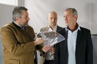 Die Rosenheim-Cops – Wurde Christian Pfister (Joseph Lorenz, r.) aus Eifersucht zum Mörder? Die Cops Stadler (Dieter Fischer, l.) und Loibl (Stephan Zinner, m.) ermitteln. Honorarfrei - nur für diese Sendung bei Nennung ZDF und Christian A. Rieger