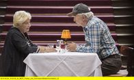 Altersglühen – ARD/WDR ALTERSGLÜHEN - SPEED DATING FÜR SENIOREN, Regie, Buch: Jan Georg Schütte Uhr im ERSTEN. Sie haben nur sieben Minuten Zeit, einander kennenzulernen: Christa Nausch (Brigitte Janner) und Volker Hartmann (Michael Gwisdek).