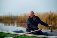 Gomorrha - Die Serie – Ciro (Marco D’Amore) ist zur Flucht aus dem „Gulag“ jedes Verkehrsmittel recht.