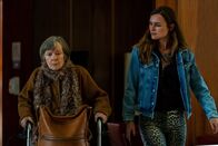 Letzte Spur Berlin – Helga Vogtländer (Monika Lennartz, l.) will der Kommissarin Lucy Elbe (Josephin Busch, r.) zunächst nicht sagen, warum sie nach dem Verschwinden ihrer Freundin Rosalie die Seniorenresidenz verlassen will.