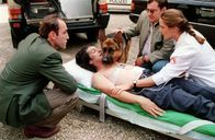 Kommissar Rex – Kommissar Richie Moser (Tobias Moretti), der angeschossen wurde, ist in Sicherheit. Rex und die Kriminalassistenten Ernst Stockinger (Karl Markovics, li.) und Peter Höllerer (Wolf Bachofner, re.) bringen Moser ins Spital.