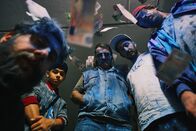 neoriginal: Blockbustaz – Hardy (Sascha Reimann, r.), Sol (Eko Fresh, 2.v.r.), Ronald (Andreas Hoppe, m.), Deniz (Levin AllIn, 2.v.l.), Volkan (Kida Khodr Ramadan, l.)
