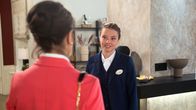 Rote Rosen – ARD ROTE ROSEN FOLGE 3618 Uhr im ERSTEN. Mia (Leonie Beuthner, r.) sagt Birgit Wilke (Janina Sachau, l.) ab, weil sie nicht so weit von ihrer Familie entfernt sein will.