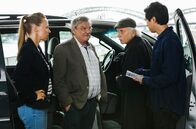 Rentnercops – Vicky Adam (Katja Danowski, l.), Günter Hoffmann (Wolfgang Winkler, 2.v.l), Edwin Bremer (Tilo Prückner, 2.v.r.) und Hui Ko (Aaron Le, r.) müssen ein Attentat auf ein Liebespaar aufklären.