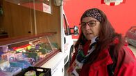 Am Schauplatz – Frau P. kauf im mobilen Sozialmarkt ein. Die Lebensmittelpreise im Supermarkt kann sie sich kaum leisten.