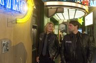 Notruf Hafenkante – Das Hamburger Beatles-Museum: Melanie (Sanna Englund, l.) und Mattes (Matthias Schloo, r.) versuchen, dem Gitarrenrätsel auf den Grund zu gehen.