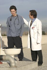 Scrubs - Die Anfänger – Nachdem J.D. (Zach Braff, l.) den geheimen Ort der Ruhe gefunden hat, interessiert sich Dr. Casey (Michael J. Fox, r.) nur noch für die Dach-Toilette ...