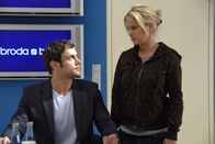 Anna und die Liebe – Anna (Jeanette Biedermann, r.) kann es kaum fassen, dass Jonas (Roy Peter Link, l.) ihre eigenmächtige Marketingaktion gutheißt ...