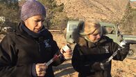 Am Kap der wilden Tiere – Der Giraffentransport geht los, Tierärztin Claudia Kaiser (li.) und Lene Kleine (re.) bei der Vorbereitung der Spritzen.