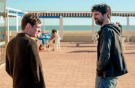 Ana und Oscar – Während Oscar (Francesco Carril, re.) sich um Josito (Martín Páez, li.) kümmert, entspinnt sich ein Gespräch über junge Liebe und Zukunftspläne – und Oscar wird bewusst, wie sehr er noch an Ana hängt…