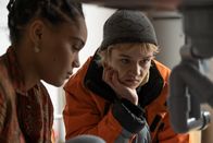 neoriginal: Becoming Charlie – Charlie (Lea Drinda, r.) steht vor einem Problem: ohne Plan Ronjas (Sira Anna Faal, l.) Spüle reparieren.