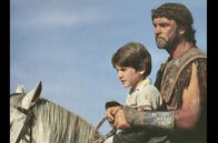 Time Bandits – Kevin (Craig Warnock, li.) rettet Agamemnon (Sean Connery, re.) das Leben und soll dafür belohnt werden. Doch die Time Bandits denken gar nicht daran, Kevin zurückzulassen.