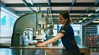 Berufsbild – In ihrer Lehre hat Kerstin Lanz schon etliche Töffsattel bezogen oder Sonnensegel genäht.