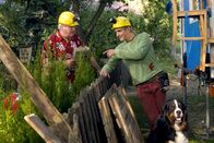 Löwenzahn – Stimmen Plan und Konstruktion noch überein? Fritz Fuchs (Guido Hammesfahr, r.) und Herr Paschulke (Helmut Krauss, l.) planen einen Tunnelbau, um mit einer gemeinsamen Modelleisenbahn am Bärstädter Wettbewerb teilzunehmen.