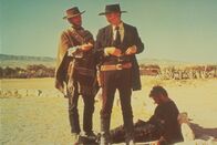 Zwei glorreiche Halunken – Monco (Clint Eastwood, l.) und Angel Eyes (Lee Van Cleef, m.)