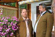 Die Rosenheim-Cops – Kommissar Stadler (Dieter Fischer, r.) spürt, dass Lothar Reisinger (David Baalcke, l.) nur die halbe Wahrheit über seinen Kollegen sagt.