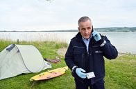 WaPo Bodensee – Paul Schott (Tim Wilde) findet einen wichtigen Hinweis vor dem Zelt der beiden Ausreißer.