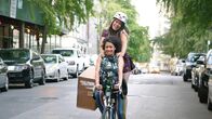 Broad City – Abbi Abrams (Abbi Jacobson, hinter), Ilana Wexler (Ilana Glazer, vorne)