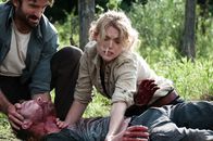 Open Grave – John (Sharlto Copley, l.); Sharon (Erin Richards, r.)