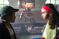 Schloss Einstein – Maxi (Kiana Ben Attou, re.) und Karl (Lance Gernot Simon) überlegen, wie sie an das nächste Kartenstück kommen. Dafür müssen sie an dem Wrestler Tony Hoppe vorbei.