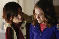 Castle – Hat wirklich die junge Chloe Richardson (Sarah Drew, r.) das Leben der Nanny Sara Manning auf dem Gewissen? Kate (Stana Katic, l.) versucht, ihr Vertrauen zu gewinnen.; Hat wirklich die junge Chloe Richardson (Sarah Drew, r.) das Leben der Nanny Sara Manning auf dem Gewissen? Kate (Stana Katic, l.) versucht, ihr Vertrauen zu gewinnen.