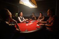 SOKO Stuttgart – Gelbe Brille und Pokerface: Verzockt sich Schrotti (Michael Gaedt, r.) in der illegalen Pokerrunde mit Clara Schneider (Caroline Redl, l.), Daria Bogdan (Erika Marozs·n, 2. v. l.), Emil Mari? (Farouk El-Khalili, M.) und Gregor Sarkisian (Philipp Christopher, 2. v. r.)?