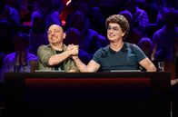 Wer weiß denn sowas? – Rateteam-Kapitän Bernhard Hoëcker (l.) mit Comedian Atze Schröder (r.).