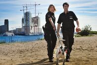 Notruf Hafenkante – Melanie Hansen (Sanna Englund, l.) und Mattes Seeler (Matthias Schloo, r.) suchen am Elbufer nach der vermissten 16-jährigen Nina.