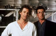 Tango & Cash – Eines Tages laufen die beiden draufgängerischen Cops Lt. Raymond Tango (Sylvester Stallone, r.) und Lt. Gabriel Cash (Kurt Russell, l.) geradewegs in eine Falle, die sie nicht nur den Job kostet, sondern auch hinter Gitter bringt ...