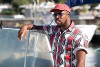 Death in Paradise – Tarone Vincent (Kiell Smith-Bynoe) rückt zunehmend in den Fokus der Ermittler. Da er sich vor der Tat mit dem Opfer getroffen hat, steht er unter Verdacht. Doch als er befragt wird, sorgt er für eine böse Überraschung.