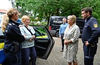WaPo Bodensee – Nele Fehrenbach (Floriane Daniel, 2.v.l.) wird vor den Augen von Gregor Mertens (Lukas Spisser, 3.v.r.), Mechthild Fehrenbach (Diana Körner, M.) und Jakob Frings (Max König, r.) abgeführt.