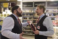 Check Check – Ertu Karahanci (Kailas Mahadevan, l.); Jan Rothe (Klaas Heufer-Umlauf, r.)