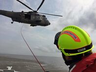 Seenotretter – Selbst die Übungen mit den Marinefliegern der Bundeswehr können gefährlich werden: Da das Fahrwasser im Wattenmeer niedrig ist und der Hubschrauber nur wenige Meter über der Brücke kreist, ist volle Konzentration gefragt.