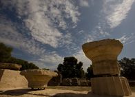 Terra X: Große Völker – Zeustempel von Olympia: Die Olympischen Spiele fanden zu Ehren des Gottes Zeus statt. All die Stadtstaaten, die meistens gegeneinander Krieg führten, trugen in dieser Zeit friedliche Wettkämpfe aus.