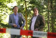 Die Rosenheim-Cops – Die Kommissare Sven Hansen (Igor Jeftic, l.) und Tobias Hartl (Michael A. Grimm, r.) ermitteln im Vogelschutzreservat, dessen Mitarbeiter nach und nach unter Verdacht geraten.