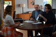 You're the Worst – Paul (Allan McLeod, r.) taucht bei den ersten Scheidungsverhandlungen gleich mit einem Anwalt (Joseph Buttler, M.) auf und Lindsay (Kether Donohue, l.) muss sich eingestehen, dass es noch eine ganz andere Seite an Paul gibt, die sie zuvor noch nicht kannte ...