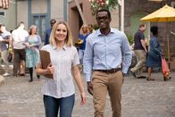 The Good Place – Eleanor Shellstrop (Kristen Bell, l.); Chidi Anagonye (William Jackson Harper, r.)