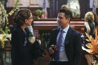 Bull – Bull macht sich Sorgen, dass Benny (Freddy Rodriguez, r.) nicht sympathisch genug auf die Jury wirkt und damit seine Strategie durchkreuzen könnte. Deshalb engagiert er für diesen Fall Anwältin Liberty Davis (Dena Tyler, l.) ...