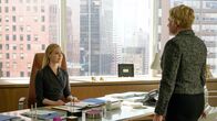 Suits – Faye (Denise Crosby, r.) wird als Vertreterin der New York Bar Association in die Kanzlei "Zane Specter Litt Wheeler Williams" geschickt, um dort aufzuräumen und hofft auf Katrinas (Amanda Schull, l.) Unterstützung.