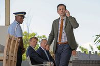 Death in Paradise – Detektive Neville Parker (Ralf Little, r.) und Officer JP Hooper (Tobi Bakare, l.) befragen die beiden Verdächtigen Charlie (Thomas Varey, 2.v.l.) und Neil (Steve Pemberton, 2.v.r.).