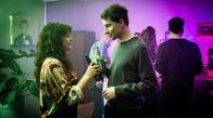 Tatort – Rückblende: Rani Ewers (Via Jikeli, links) und Marek Kolschak (Jonathan Berlin, rechts) sind gemeinsam auf einer Party.