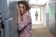 The Gunman – In den Katakomben einer Stierkampfarena versucht Annie (Jasmine Trinca) vor Cox (Mark Rylance) zu fliehen.